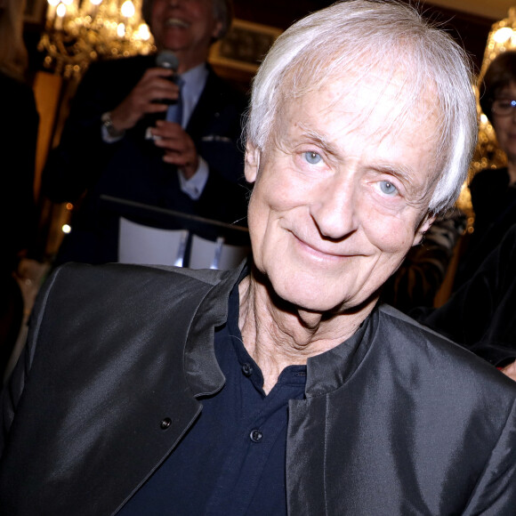 Exclusif - Dave - Dîner de Noël pour l'association "Soleil d'enfance" au restaurant Le Fouquet's à Paris le 4 décembre 2023. © Cédric Perrin/Bestimage 