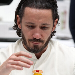 On y voit les deux hommes diverger de point de vue concernant le sucre dans les pâtisseries
 
Le chef pâtissier Cédric Grolet (France) - Coupe du Monde des Pâtissiers lors du salon "Sirha Lyon 2023" à Eurexpo. Lyon, le 20 janvier 2023. © Jean-Marc Lhomer/Bestimage