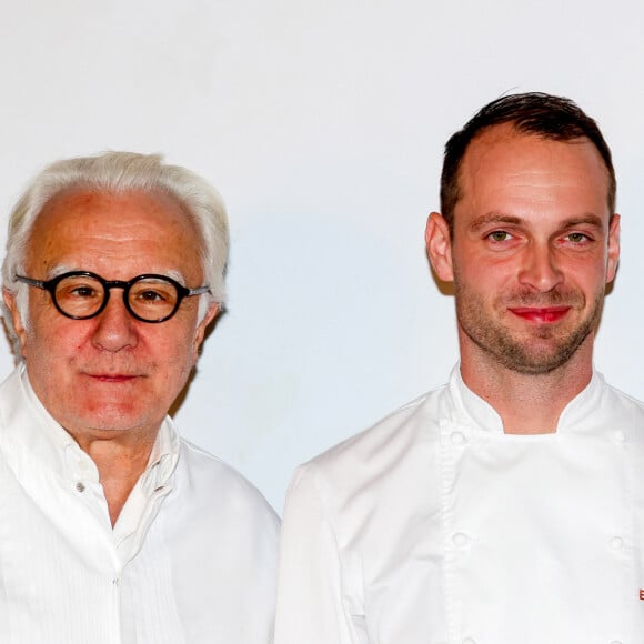 Alain Ducasse et Emmanuel Pilon - 3ème édition du "Festival des Etoilés Monte-Carlo" face à 7 étoiles Michelin un spectacle culinaire 4 chefs étoilés à la Salle Empire de l'Hôtel de Paris Monte-Carlo à Monaco, le 11 novembre 2023. Après le succès rencontré les années précédentes, le "Festival des Etoilés Monte-Carlo" revient pour sa troisième édition ! Rendez-vous avec les dîners 4 mains et de nouvelles collaborations inédites! Découvrez les chefs invités de nos étoilés Monte-Carlo Société des Bains de Mer. En novembre, place au Gala du Festival des Etoilés Monte-Carlo qui se déroulera cette année à la Salle Empire de l'Hôtel de Paris Monte-Carlo. L'art culinaire brillera avec nos 4 chefs récompensés par le Guide Michelin - A.Ducasse, Y.Alléno, D.Lory et M.Ravin qui cuisineront face à vous pour une soirée mémorable. © Claudia Albuquerque/Bestimage