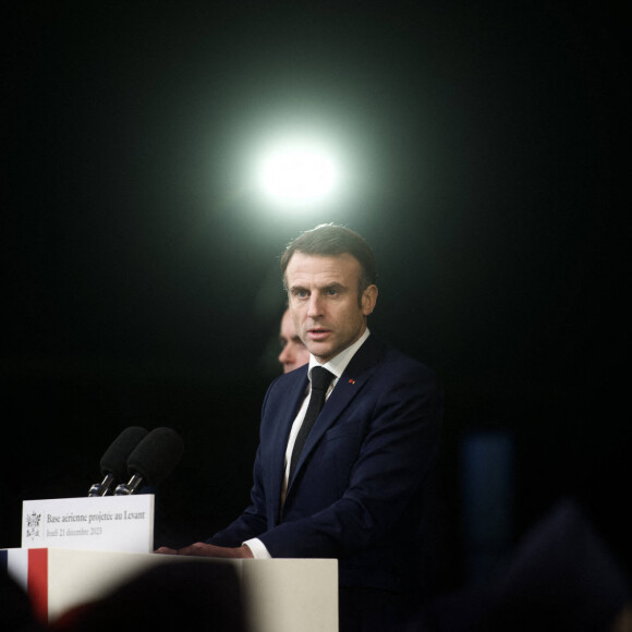 Sur "C à vous", Emmanuel Macron a clamé l'admiration qu'il avait pour l'artiste et fustigé une chasse à l'homme
Le président de la République française Emmanuel Macron , accompagné du ministre français de la Défense Sébastien Lecornu, prononce un discours devant les soldats français à la base aérienne projetée au Levant à Safawi, Jordanie, le 21 décembre 2023. © Nicolas Messyasz/Pool/Bestimage