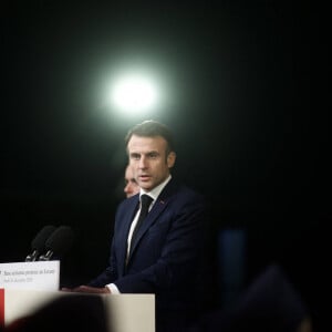 Le président de la République française Emmanuel Macron , accompagné du ministre français de la Défense Sébastien Lecornu, prononce un discours devant les soldats français à la base aérienne projetée au Levant à Safawi, Jordanie, le 21 décembre 2023. © Nicolas Messyasz/Pool/Bestimage