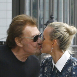 Johnny Hallyday, souriant, très en forme et très amoureux de sa femme Laeticia (béquilles) sort déjeuner en famille au Water Grill de Santa Monica le 18 mars 2017 pour l'anniversaire de Laeticia qui fête le jour même ses 42 ans. 