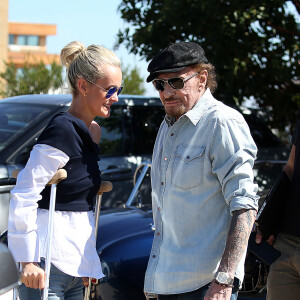 Johnny Hallyday avec sa femme Laeticia, qui marche toujours avec des béquilles, accompagnés de Maxim Nucci (Yodelice), arrivent au restaurant "Soho House" à Malibu, le 09 mars 2017. 