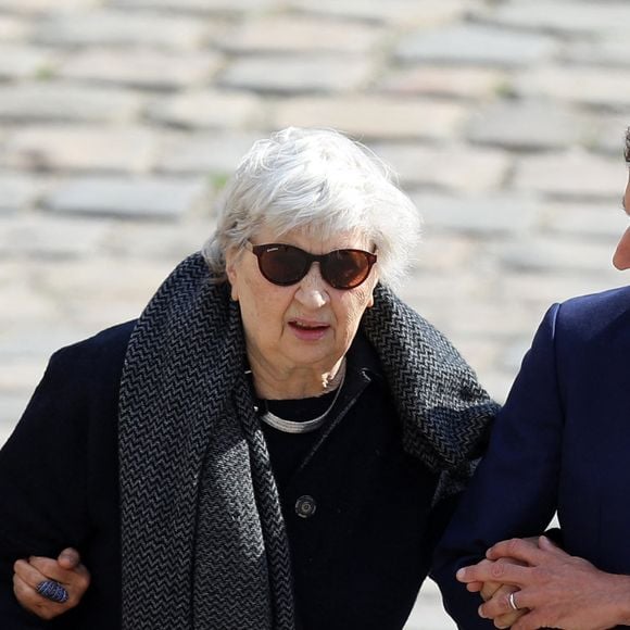 Rétro - Décès de la comédienne Juliette Carré, femme de M. Bouquet - Le président de la république Emmanuel Macron, la première dame Brigitte Macron et Juliette Carré ( la veuve de Michel Bouquet) - Cérémonie d'hommage national à l'Hôtel national des Invalides en hommage à Michel Bouquet décédé le 13 avril 2022. Paris le 27 avril 2022. Michel Bouquet a été inhumé dans la plus stricte intimité le 15/04/2022 à Étais-la Sauvin dans l'Yonne. © Dominique Jacovides / Bestimage 