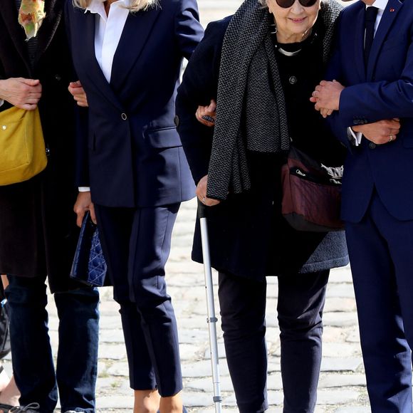 Rétro - Décès de la comédienne Juliette Carré, femme de M. Bouquet - Le président de la république Emmanuel Macron, la première dame Brigitte Macron et Juliette Carré ( la veuve de Michel Bouquet) - Cérémonie d'hommage national à l'Hôtel national des Invalides en hommage à Michel Bouquet décédé le 13 avril 2022. Paris le 27 avril 2022. Michel Bouquet a été inhumé dans la plus stricte intimité le 15/04/2022 à Étais-la Sauvin dans l'Yonne. © Dominique Jacovides / Bestimage 