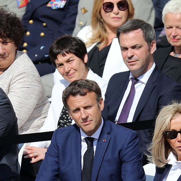 Le président de la république Emmanuel Macron, la première dame Brigitte Macron et Juliette Carré ( la veuve de Michel Bouquet) - Cérémonie d'hommage national à l'Hôtel national des Invalides en hommage à Michel Bouquet décédé le 13 avril 2022. Paris le 27 avril 2022. Michel Bouquet a été inhumé dans la plus stricte intimité le 15/04/2022 à Étais-la Sauvin dans l'Yonne. © Dominique Jacovides / Bestimage 