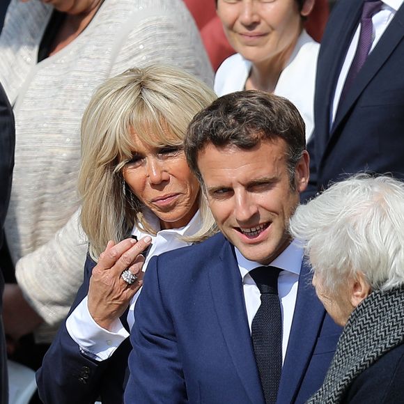 Le président de la république Emmanuel Macron, la première dame Brigitte Macron et Juliette Carré ( la veuve de Michel Bouquet) - Cérémonie d'hommage national à l'Hôtel national des Invalides en hommage à Michel Bouquet décédé le 13 avril 2022. Paris le 27 avril 2022. Michel Bouquet a été inhumé dans la plus stricte intimité le 15/04/2022 à Étais-la Sauvin dans l'Yonne. © Dominique Jacovides / Bestimage 