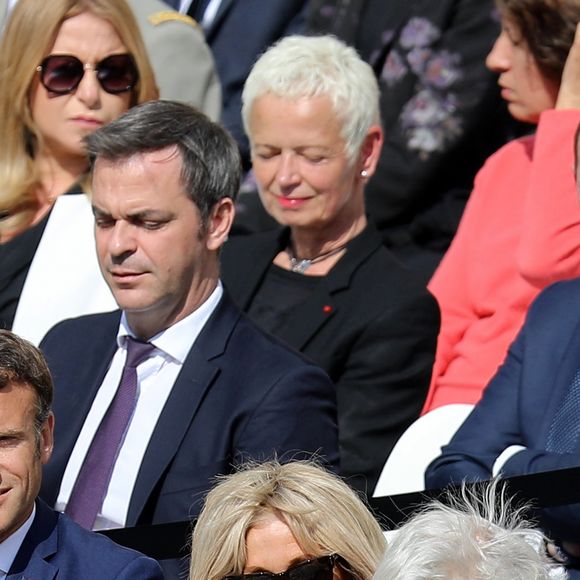 Le président de la république Emmanuel Macron, la première dame Brigitte Macron et Juliette Carré ( la veuve de Michel Bouquet) - Cérémonie d'hommage national à l'Hôtel national des Invalides en hommage à Michel Bouquet décédé le 13 avril 2022. Paris le 27 avril 2022. Michel Bouquet a été inhumé dans la plus stricte intimité le 15/04/2022 à Étais-la Sauvin dans l'Yonne. © Dominique Jacovides / Bestimage 