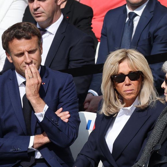Le président de la république Emmanuel Macron, la première dame Brigitte Macron et Juliette Carré ( la veuve de Michel Bouquet) - Cérémonie d'hommage national à l'Hôtel national des Invalides en hommage à Michel Bouquet décédé le 13 avril 2022. Paris le 27 avril 2022. Michel Bouquet a été inhumé dans la plus stricte intimité le 15/04/2022 à Étais-la Sauvin dans l'Yonne. © Dominique Jacovides / Bestimage 