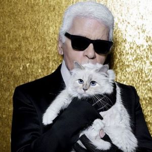 Tout comme dans la mode, Karl Lagerfeld aimait la sobriété dans son intérieur. 
Karl Lagerfeld et sa chatte, Choupette.