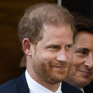 Le prince Harry voudrait revenir aux Etats-Unis. 
Accompagné de son avocat D.Sherborne, le prince Harry, duc de Sussex, quitte la Haute Cour de Londres au deuxième jour de son témoignage contre un tabloïd accusé de piratage de messageries téléphoniques. C'est la première apparition d'un membre de la famille royale à la barre en plus d'un siècle. Londres. 