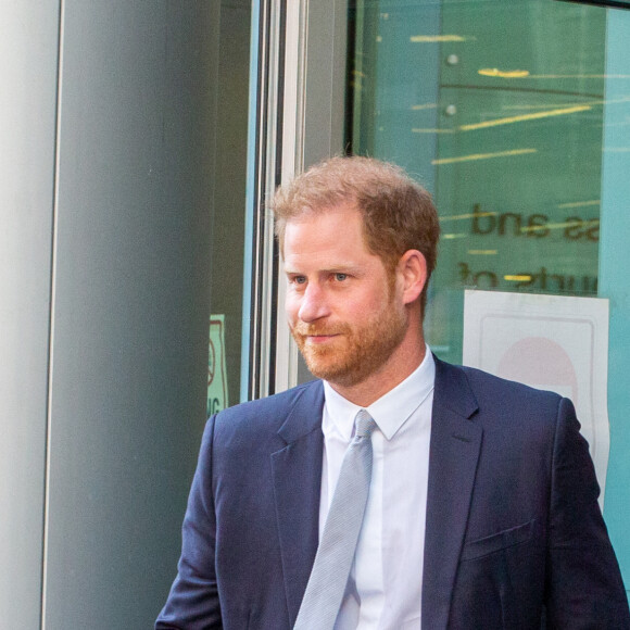 Accompagné de son avocat D.Sherborne, le prince Harry, duc de Sussex, quitte la Haute Cour de Londres au deuxième jour de son témoignage contre un tabloïd accusé de piratage de messageries téléphoniques. C'est la première apparition d'un membre de la famille royale à la barre en plus d'un siècle. Londres, le 7 juin 2023. 