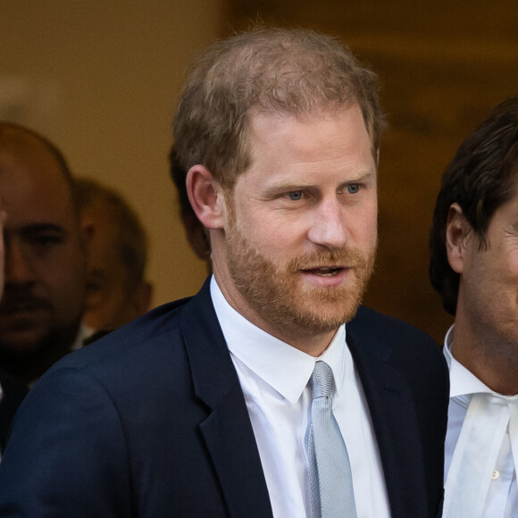 Accompagné de son avocat D.Sherborne, le prince Harry, duc de Sussex, quitte la Haute Cour de Londres au deuxième jour de son témoignage contre un tabloïd accusé de piratage de messageries téléphoniques. C'est la première apparition d'un membre de la famille royale à la barre en plus d'un siècle. Londres, le 7 juin 2023. 
