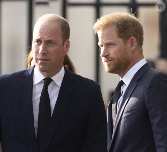 Le prince de Galles William, le prince Harry, duc de Sussex à la rencontre de la foule devant le château de Windsor, suite au décès de la reine Elisabeth II d'Angleterre. Le 10 septembre 2022  10 September 2022.