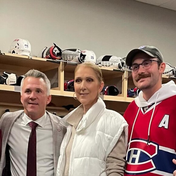Céline Dion réapparaît entourée de ses 3 fils, René Charles et les jumeaux Nelson et Eddy, à l'occasion d'un match de hockey qui s'est jouée à Las Vegas.