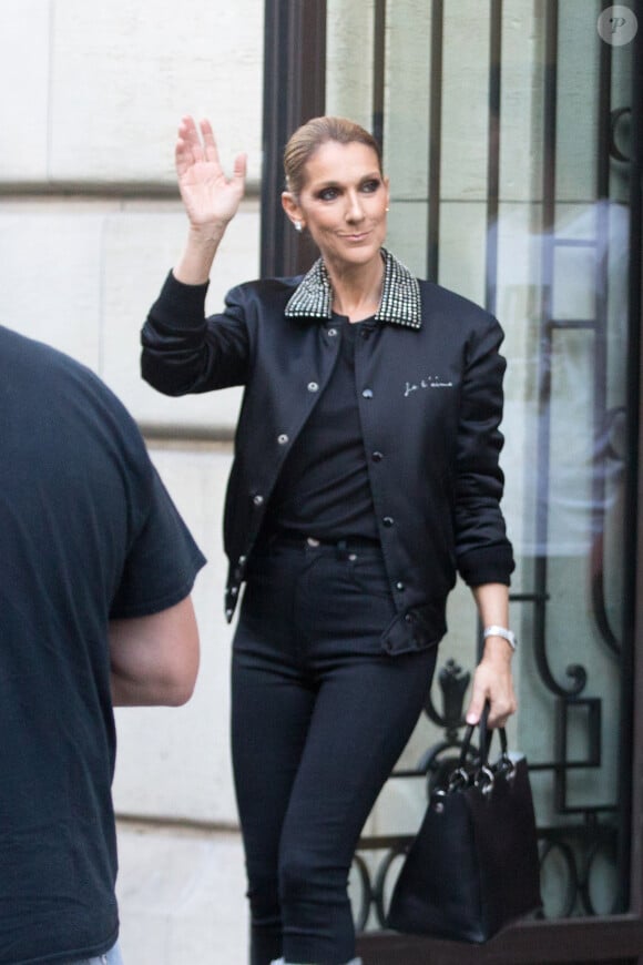 Céline Dion n'avait pas été vue depuis des mois
Céline Dion et son fils René-Charles Angelil sortent de l'hôtel Royal Monceau à Paris.