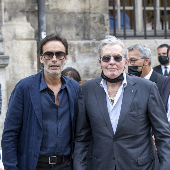 Sobre, chic, elle se compose d'une photographie en noir et blanc, signée de l'artiste Walter Caronne, sur laquelle on retrouve un chien en plein saut. 
Anthony Delon, Alain Delon - Obsèques de Jean-Paul Belmondo en en l'église Saint-Germain-des-Prés, à Paris le 10 septembre 2021. © Cyril Moreau / Bestimage 