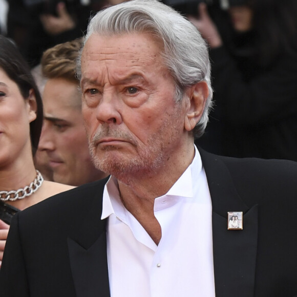 Décidément, il fait grande sensation en cette période de fêtes de fin d'année.
Alain Delon et sa fille Anouchka Delon - Montée des marches du film "A Hidden Life" lors du 72ème Festival International du Film de Cannes. 