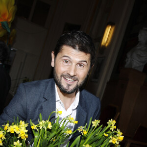 Christophe Beaugrand - Les célébrités participent au lancement de l'opération "Une jonquille contre le Cancer" sur la place du Panthéon à Paris, le 16 mars 2023. © Denis Guignebourg / Bestimage 