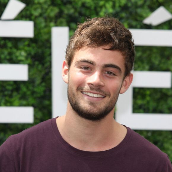 Pour cause, il y apparaît les cheveux très longs et bien barbu. 
Clément Rémiens au photocall de "Demain nous appartient" - Photocalls lors du 59ème festival de la Télévision de Monte-Carlo à Monaco, le 15 juin 2019. © Denis Guignebourg/Bestimage