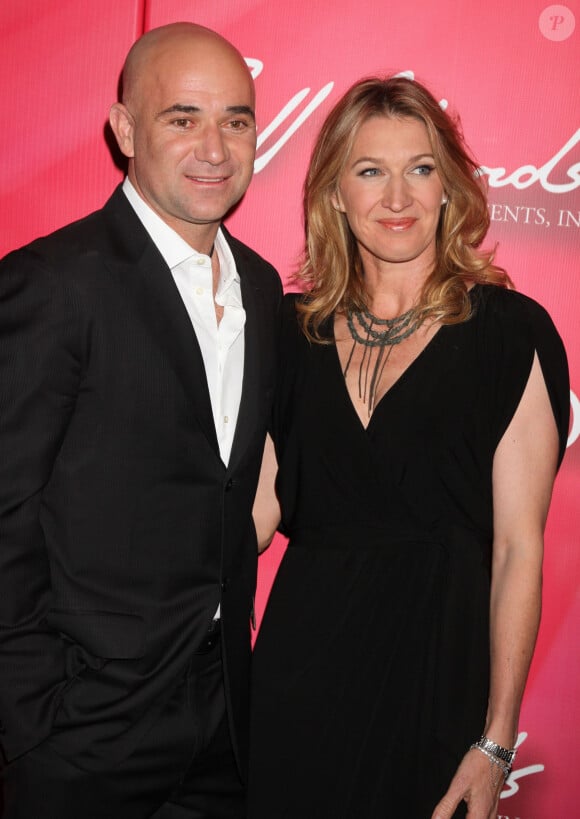 Pour célébrer 2024, Andre Agassi a partagé une jolie photo
 
Andre Agassi et Steffi Graf à Las Vegas en 2012.