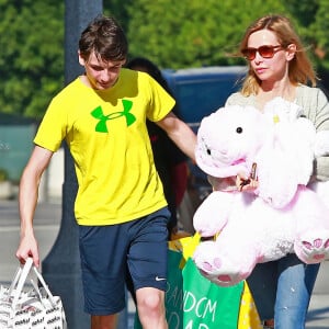 Semi-Exclusif - Calista Flockhart fait du shopping pour Pâques avec son fils Liam à Santa Monica, le 29 mars 2015.  Please Hide Children's face Prior to the Publication For Germany call for price Semi-Exclusive - Calista Flockhart gets into the Easter spirit with her son Liam on March 29, 2015 in Santa Monica, California. The pair shopped for Easter goodies at Aahs gift store and came away with two large bags and a couple huge stuffed bunnies! Calista must be planning on making the holiday special for her husband Harrison Ford, who was just released from the hospital, (three weeks after his plane crash). 