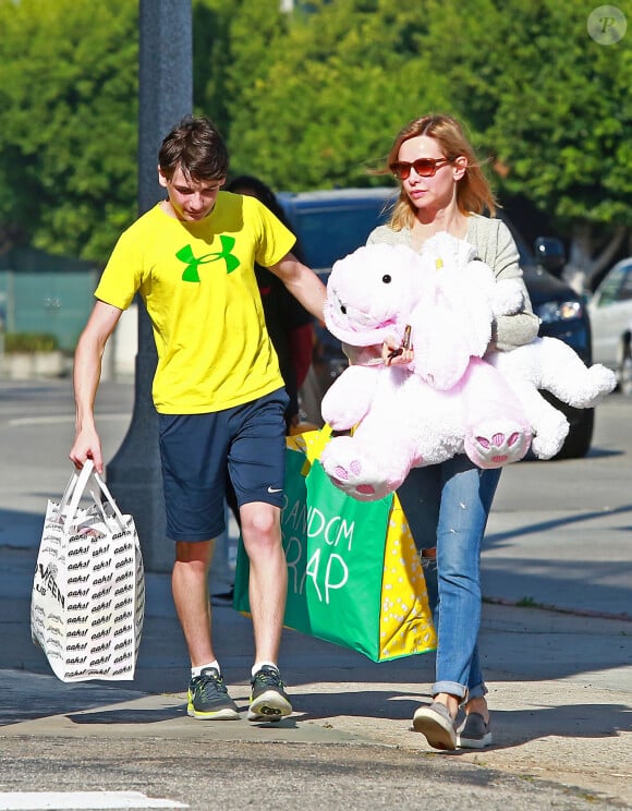 Semi-Exclusif - Calista Flockhart fait du shopping pour Pâques avec son fils Liam à Santa Monica, le 29 mars 2015.  Please Hide Children's face Prior to the Publication For Germany call for price Semi-Exclusive - Calista Flockhart gets into the Easter spirit with her son Liam on March 29, 2015 in Santa Monica, California. The pair shopped for Easter goodies at Aahs gift store and came away with two large bags and a couple huge stuffed bunnies! Calista must be planning on making the holiday special for her husband Harrison Ford, who was just released from the hospital, (three weeks after his plane crash). 