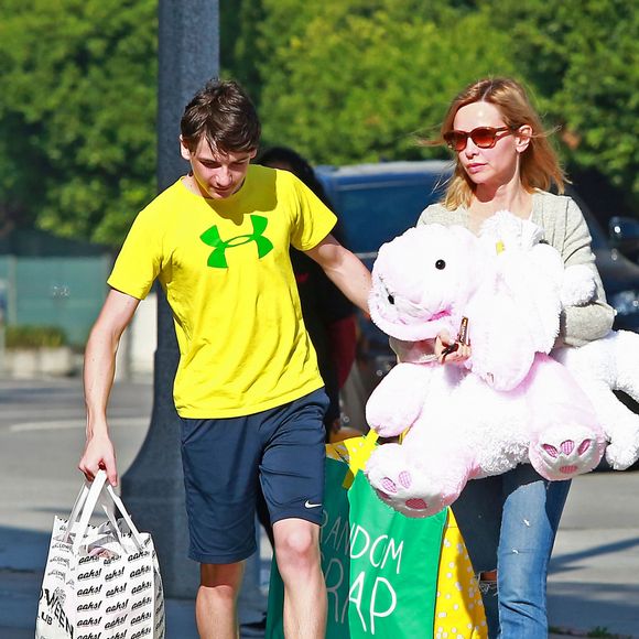 Semi-Exclusif - Calista Flockhart fait du shopping pour Pâques avec son fils Liam à Santa Monica, le 29 mars 2015.  Please Hide Children's face Prior to the Publication For Germany call for price Semi-Exclusive - Calista Flockhart gets into the Easter spirit with her son Liam on March 29, 2015 in Santa Monica, California. The pair shopped for Easter goodies at Aahs gift store and came away with two large bags and a couple huge stuffed bunnies! Calista must be planning on making the holiday special for her husband Harrison Ford, who was just released from the hospital, (three weeks after his plane crash). 