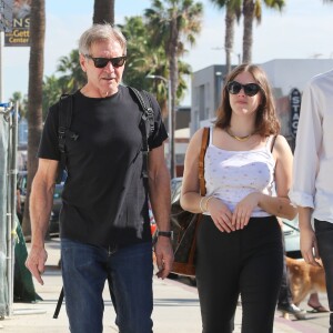 Sont ensuite nés Malcom et Georgia, qui ont pour mère la scénariste Melissa Mathison.
Harrison Ford et sa fille Georgia à Venice, Los Angeles, le 2 décembre 2014.