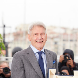 Harrison Ford et sa Palme d'or d'honneur surprise au photocall de "Indiana Jones et le cadran de la destinée" lors du 76ème Festival International du Film de Cannes, le 19 mai 2023. © Jacovides / Moreau / Bestimage