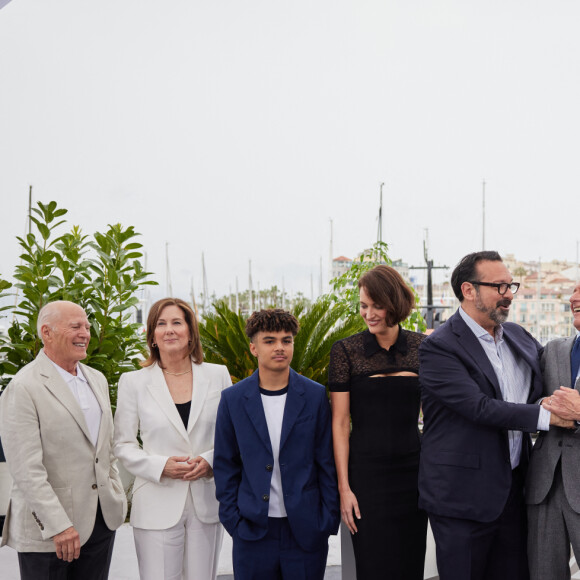 Frank Marshall, Kathleen Kennedy, Ethann Isidore, Phoebe Waller-Bridge, le réalisateur James Mangold, Harrison Ford, Mads Mikkelsen, Boyd Holbrook, Shaunette Renée Wilson et Simon Emanuel au photocall de "Indiana Jones et le cadran de la destinée" lors du 76ème Festival International du Film de Cannes, le 19 mai 2023. © Jacovides / Moreau / Bestimage