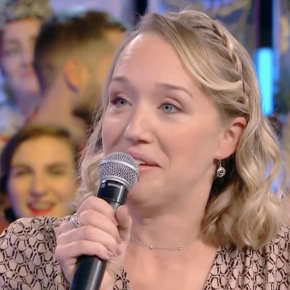 Nagui interrompt son émission "N'oubliez pas les paroles" pour narguer la candidate Charlène. France 2