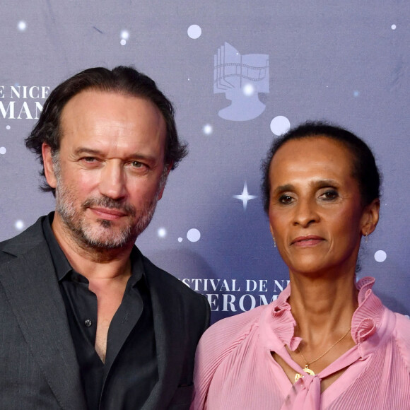 Vincent Perez et sa femme Karine Silla du film "Une affaire d'Honneur" - Personnalités au photocall de la 3ème soirée de la 5ème édition du festival CinéRoman au cinéma Pathé Gare du Sud à Nice. Le 4 octobre 2023 © Bruno Bebert / Bestimage
