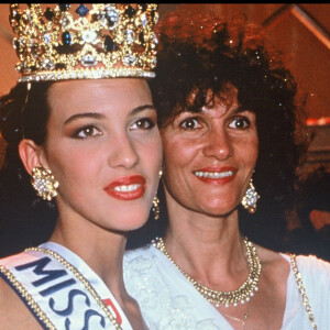 "Ce fut un réel bonheur de tourner à Rome. Une équipe formidable... Un challenge comme je les aime."
Archives - Linda Hardy et sa mère - Election de Miss France 1992.