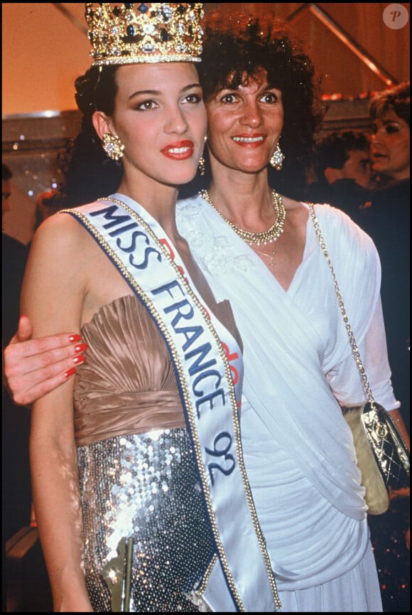 "Ce fut un réel bonheur de tourner à Rome. Une équipe formidable... Un challenge comme je les aime."
Archives - Linda Hardy et sa mère - Election de Miss France 1992.