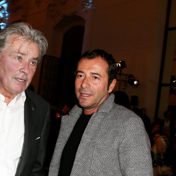 Exclusif - Alain Delon et Bernard Montiel Paris le 3 decembre 2012 Vente aux encheres des Frimousses de createurs, au Petit Palais, au profit de l'UNICEF, qui apporte une aide concrete aux enfants du Darfour. Record de vente battu en presence de la marraine d'honneur Lara Fabian et de Alain Delon. 200 000 euros ont ete recoltes.