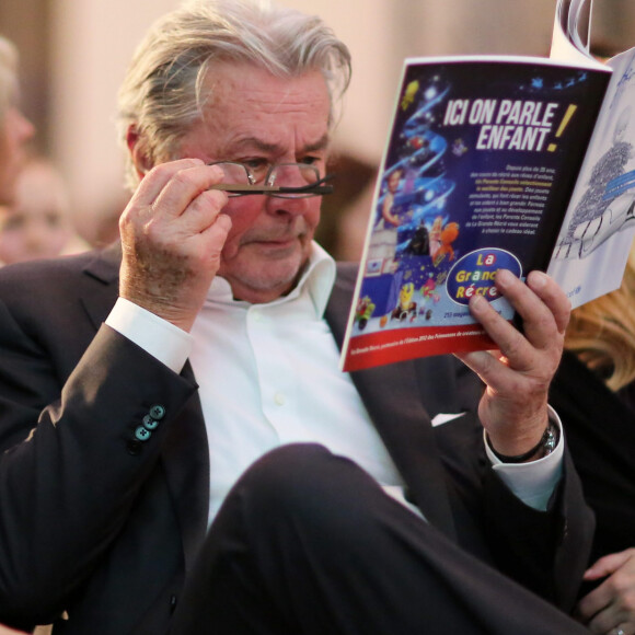 Exclusif - Alain Delon Paris le 3 decembre 2012 Vente aux encheres des Frimousses de createurs, au Petit Palais, au profit de l'UNICEF, qui apporte une aide concrete aux enfants du Darfour. Record de vente battu en presence de la marraine d'honneur Lara Fabian et de Alain Delon. 200 000 euros ont ete recoltes.
