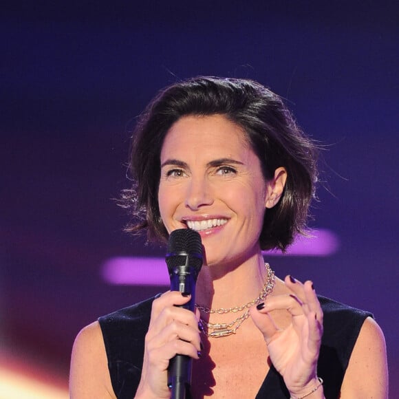 Exclusif - Alessandra Sublet - Enregistrement de l'émission "Duos Mystères" à la Seine Musicale à Paris, qui sera diffusée le 26 février sur TF1. Le 1er février 2021 Pour la première fois à la télévision, les plus grandes stars acceptent de monter sur scène pour chanter un duo...sans savoir avec qui elles vont le partager ! Bienvenue dans un cache-cache musical inédit où les artistes et le public iront de surprises en surprises ! Pour chaque duo, les 2 artistes répètent seuls de leur côté, arrivent sur scène sans se croiser et prennent place de part et d'autre d'un mur écran. Ils commencent à chanter alors qu'ils ne savent toujours pas qui est avec eux sur scène ! Leurs voix vont se mêler avant même que les 2 personnalités ne se soient vues ! Sauront-elles se reconnaître ? Comment réagiront-elles quand le mur se lèvera enfin ? Dans " DUOS MYSTERES " tout commence par un jeu avant de basculer dans l'émotion ... Car, bien sûr, tous ces duos mystères ne sont pas associés par hasard ! Les artistes qui partageront la scène sont tous unis par une histoire forte ! Nous allons vous raconter ces histoires, ces parcours de vie, ces liens d'amitié, d'amour ou d'admiration... Le téléspectateur assistera aux premières loges à ce duo unique : il est le témoin privilégié d'une rencontre artistique aussi excitante qu'inattendue. Mais surtout, il pourra lui aussi jouer : pour la plupart des duos, on ne lui dévoilera qu'une seule des deux célébrités et il devra reconnaître à sa voix uniquement l'artiste mystère ! Tendez bien votre oreille ! Saurez-vous deviner avec qui chacune des personnalités partagera l'affiche ? Quelle sera l'émotion des artistes lorsqu'ils se découvriront enfin ? 