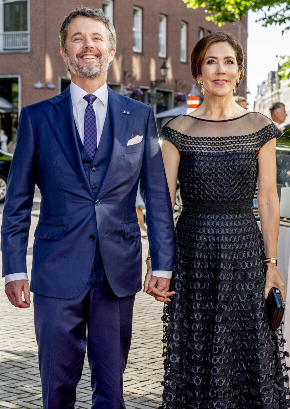 Le 14 janvier 2024, la reine va ainsi abdiquer comme elle l'a annoncé officiellement lors de son allocution du 31 décembre dernier.
Le prince Frederik de Danemark, la princesse Mary - Dîner à Grote Kerk, La Haye, lors de la visite du prince héritier de Danemark aux Pays-Bas le 20 juin 2022. 