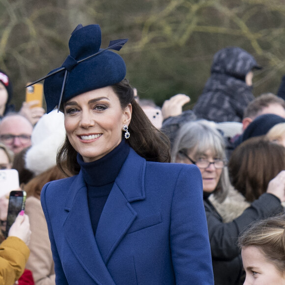 Et devrait fêter son anniversaire en famille, tranquillement.
Catherine (Kate) Middleton, princesse de Galles, la princesse Charlotte de Galles - Les membres de la famille royale britannique lors de la messe du matin de Noël en l'église St-Mary Magdalene à Sandringham, le 25 décembre 2023. 