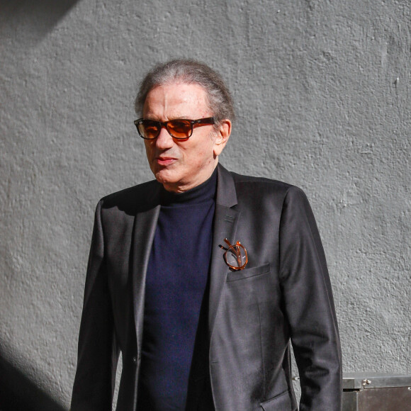 Michel Drucker - Obsèques du journaliste Jean-Pierre Elkabbach au cimetière du Montparnasse dans le 14ème arrondissement de Paris, France, le 6 octobre 2023. © Christophe Clovis/Bestimage