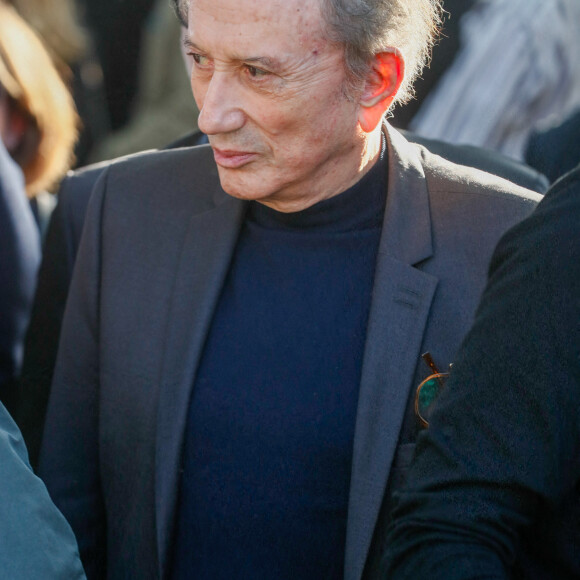 Michel Drucker - Obsèques du journaliste Jean-Pierre Elkabbach au cimetière du Montparnasse dans le 14ème arrondissement de Paris, France, le 6 octobre 2023. © Christophe Clovis/Bestimage