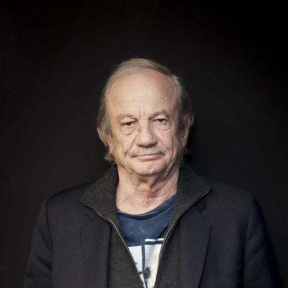 Exclusif - Patrick Chesnais - Patrick Chesnais pose en marge de sa venue à Radio J à Paris le 7 mars 2023. © Jack Tribeca / Bestimage 