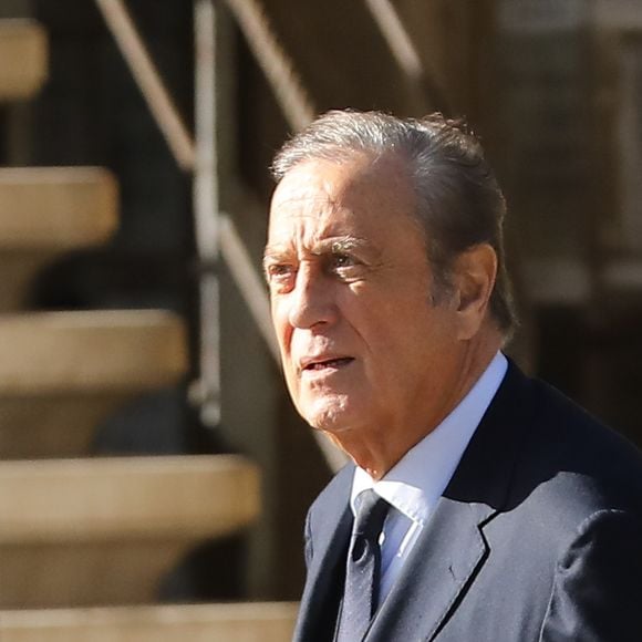 La raison ? L'éviction inattendue et "brutale" de Charles Villeuneuve, lui aussi chroniqueur historique des "Grandes Voix"
Charles Villeneuve - Obsèques du journaliste, animateur de télévision et animateur de radio français Philippe Gildas en la salle de la Coupole au crématorium du cimetière du Père-Lachaise à Paris, France, le 5 novembre 2018.