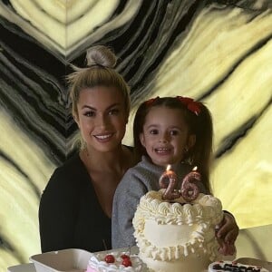 Carla Moreau, ancienne candidate de télé-réalité, est maman d'une petite Ruby, née de ses amours avec son ex-mari Kevin Guedj.