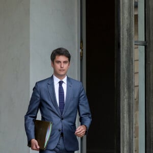 Gabriel Attal à la sortie du conseil des ministres, au palais de l'Elysée, à Paris, France, le 28 avril 2022. © Stéphane Lemouton/Bestimage 