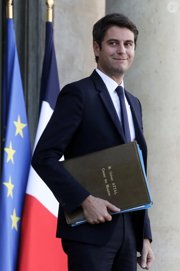 Gabriel Attal à la sortie du conseil des ministres, au palais présidentiel de l'Elysée, à Paris, France, le 26 octobre 2022. © Stéphane Lemouton/Bestimage 