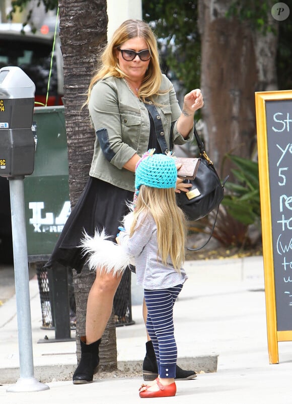 "Elle a besoin de moi plus que tout et n'importe qui", indique-t-elle concernant sa fille
 
Nicole Eggert (de la série "Alerte à Malibu") se promène avec sa fille Keegan dans les rues de Los Angeles, le 12 mai 2015.