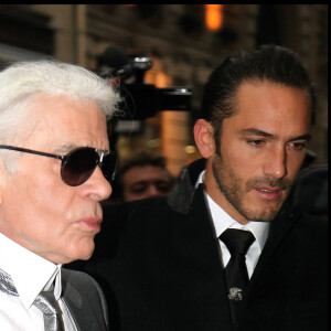 Karl Lagerfeld arrive au défilé Chanel