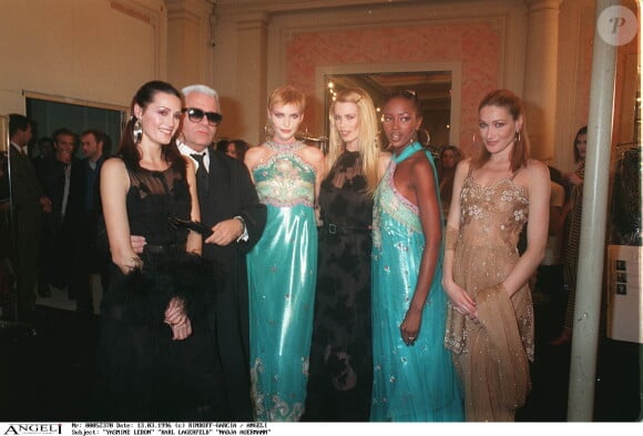 Carla Bruni près de Karl Lagerfeld en backstage, avec Claudia Schiffer et Naomi Campbell